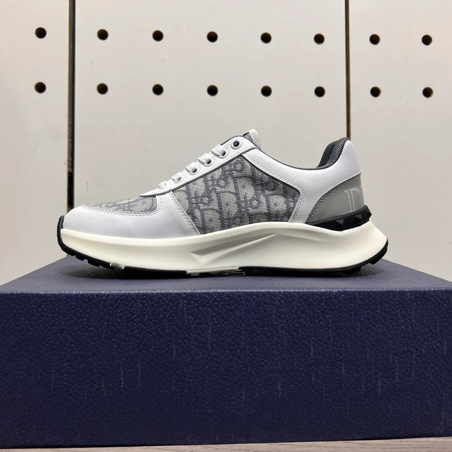 Factory price: 438💰Dior original quality.~ Unique modern style sneakers. 🏃A must-have casual shoe for trendy men😍😍 Imported cowhide fabric, sheepskin foot pads (refuse to discolor and grind feet) soles: Original soles specially provided by the original factory, French lazy style design ⚠️Fit to the feet, original quality, super comfortable original soles. Just like shooting the real thing 🎬The real thing is better, high-quality sneakers, size: 38-44 (45 and 46 can be customized)
